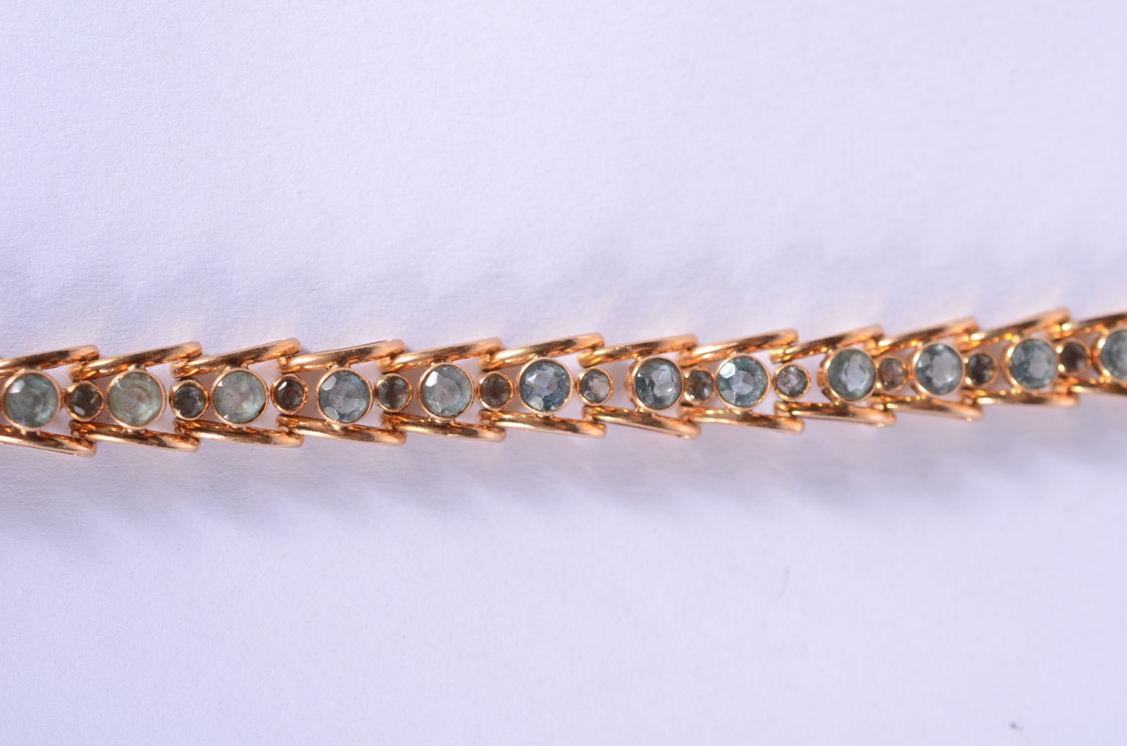 Pulseira de ouro 18 k., com pedras azuis. (Por motivos de segurança a... - foto 3 de 6