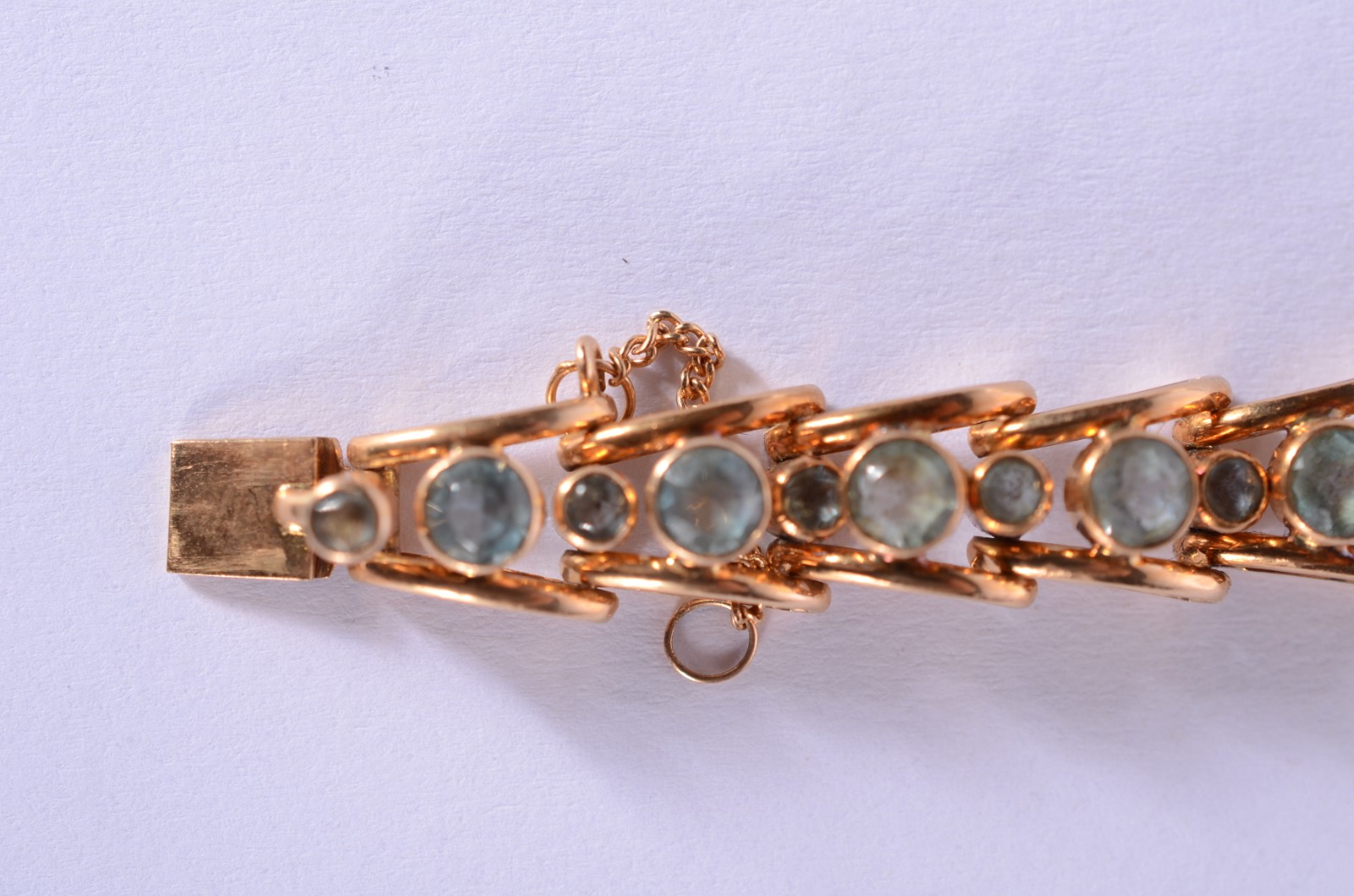 Pulseira de ouro 18 k., com pedras azuis. (Por motivos de segurança a... - foto 4 de 6