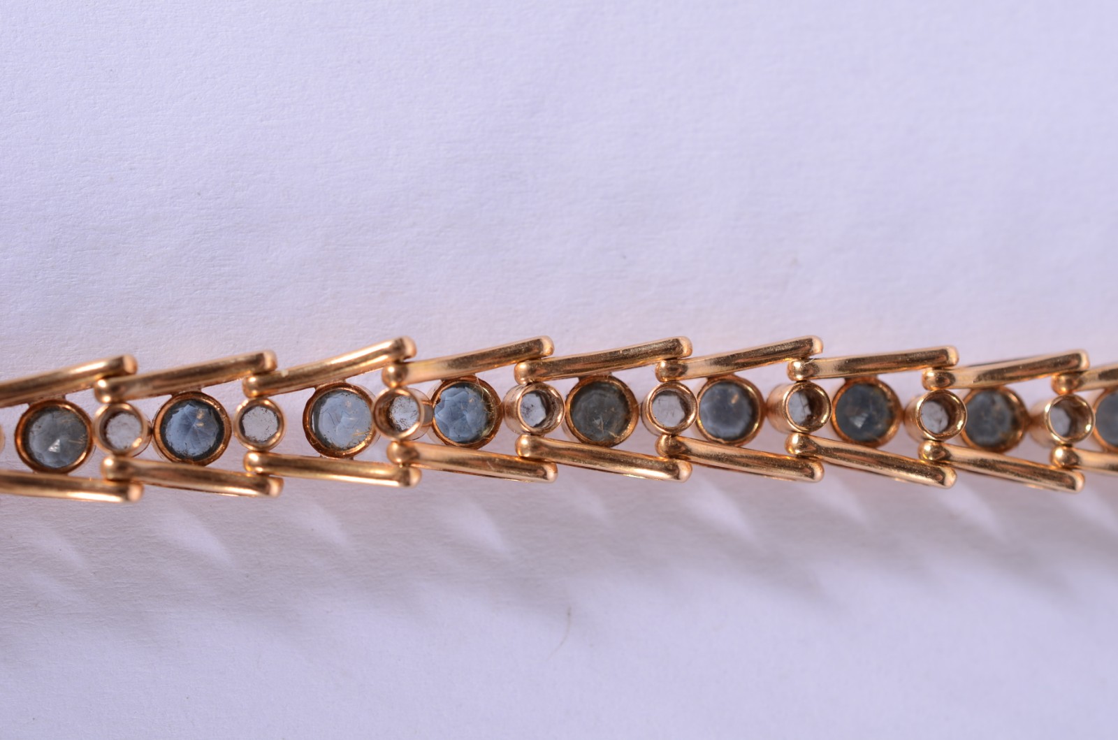 Pulseira de ouro 18 k., com pedras azuis. (Por motivos de segurança a... - foto 5 de 6