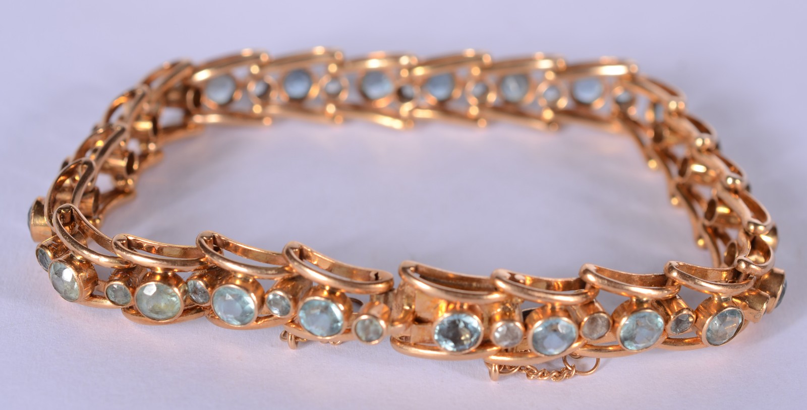 Pulseira de ouro 18 k., com pedras azuis. (Por motivos de segurança a... - foto 6 de 6