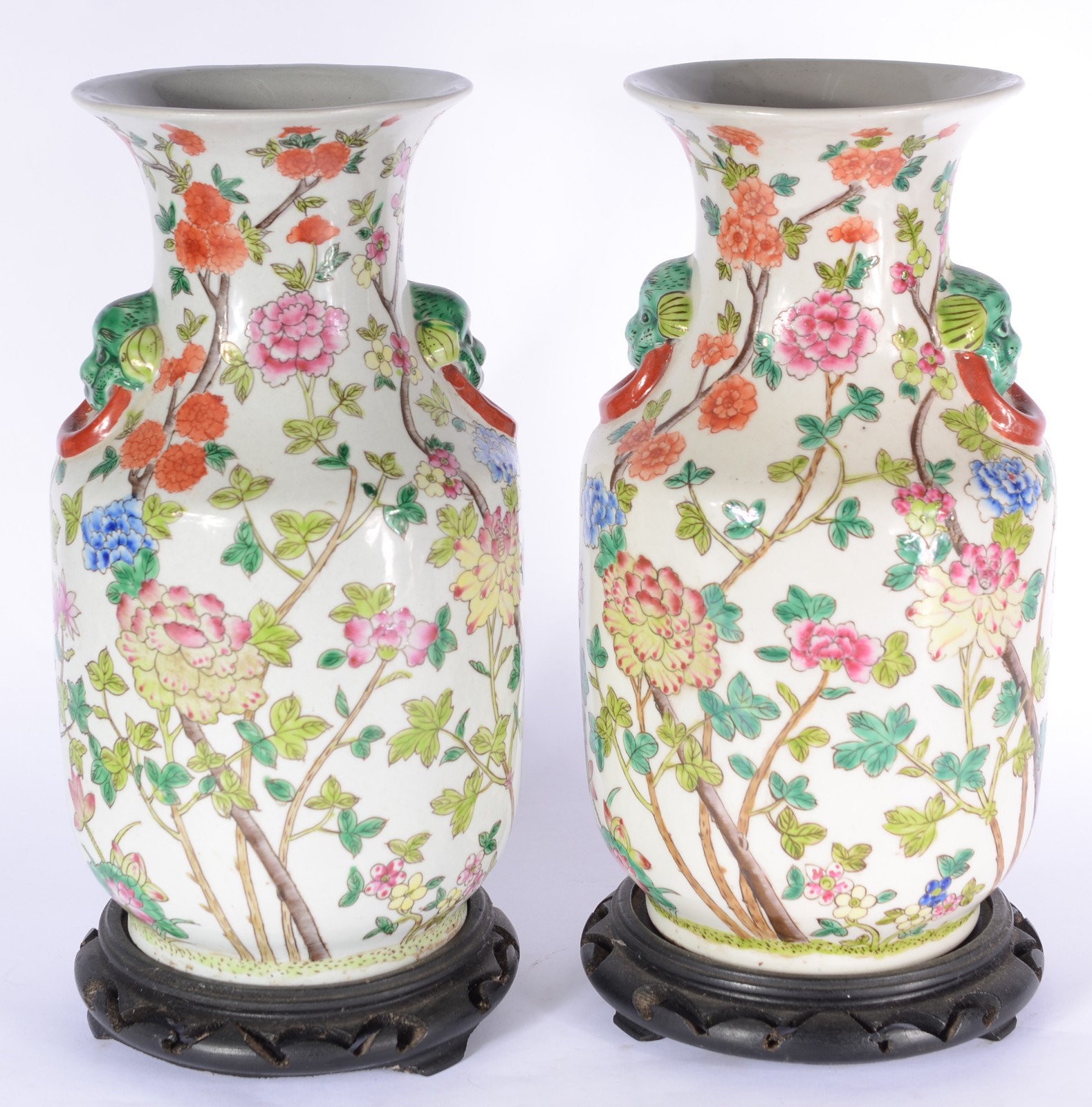 Par de vasos de porcelana chinesa decoração floral em policromia... - foto 1 de 6