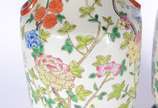 Par de vasos de porcelana chinesa decoração flo... - Par de vasos de porcelana chinesa decoração floral em policromia, bases de madeira.