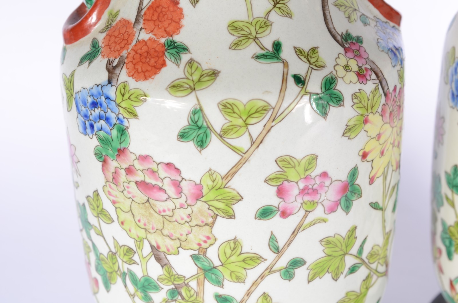 Par de vasos de porcelana chinesa decoração floral em policromia... - foto 4 de 6
