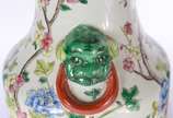 Par de vasos de porcelana chinesa decoração flo... - Par de vasos de porcelana chinesa decoração floral em policromia, bases de madeira.