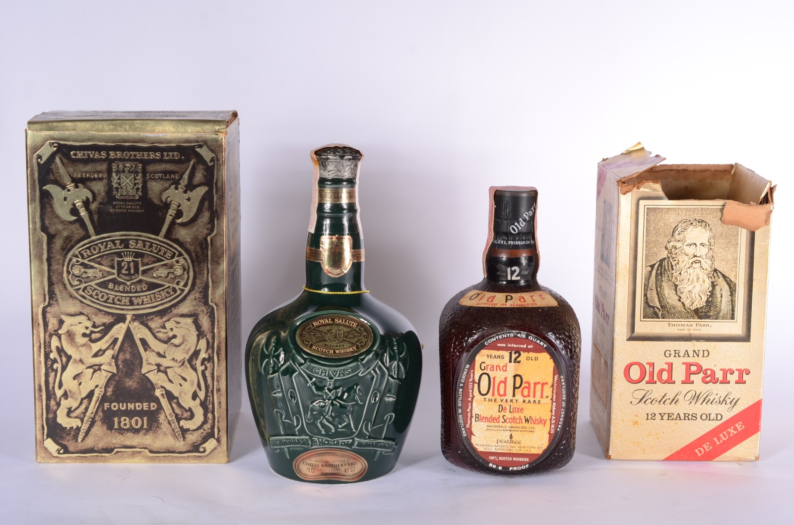 Duas garrafas de Whisky, sendo uma Old Parr - 12 years e outra Royal... - foto 2 de 8