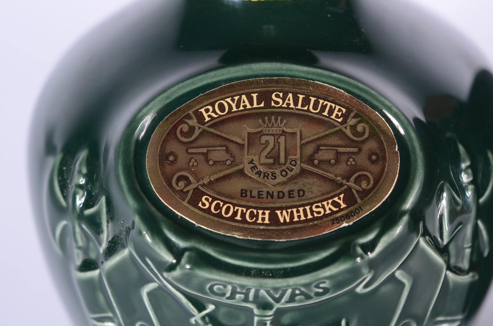 Duas garrafas de Whisky, sendo uma Old Parr - 12 years e outra Royal... - foto 7 de 8