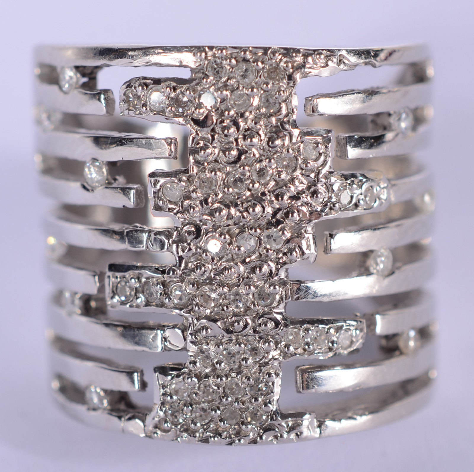 Anel de ouro branco com diamantes, aro 17. (Por motivos de segurança... - foto 1 de 6