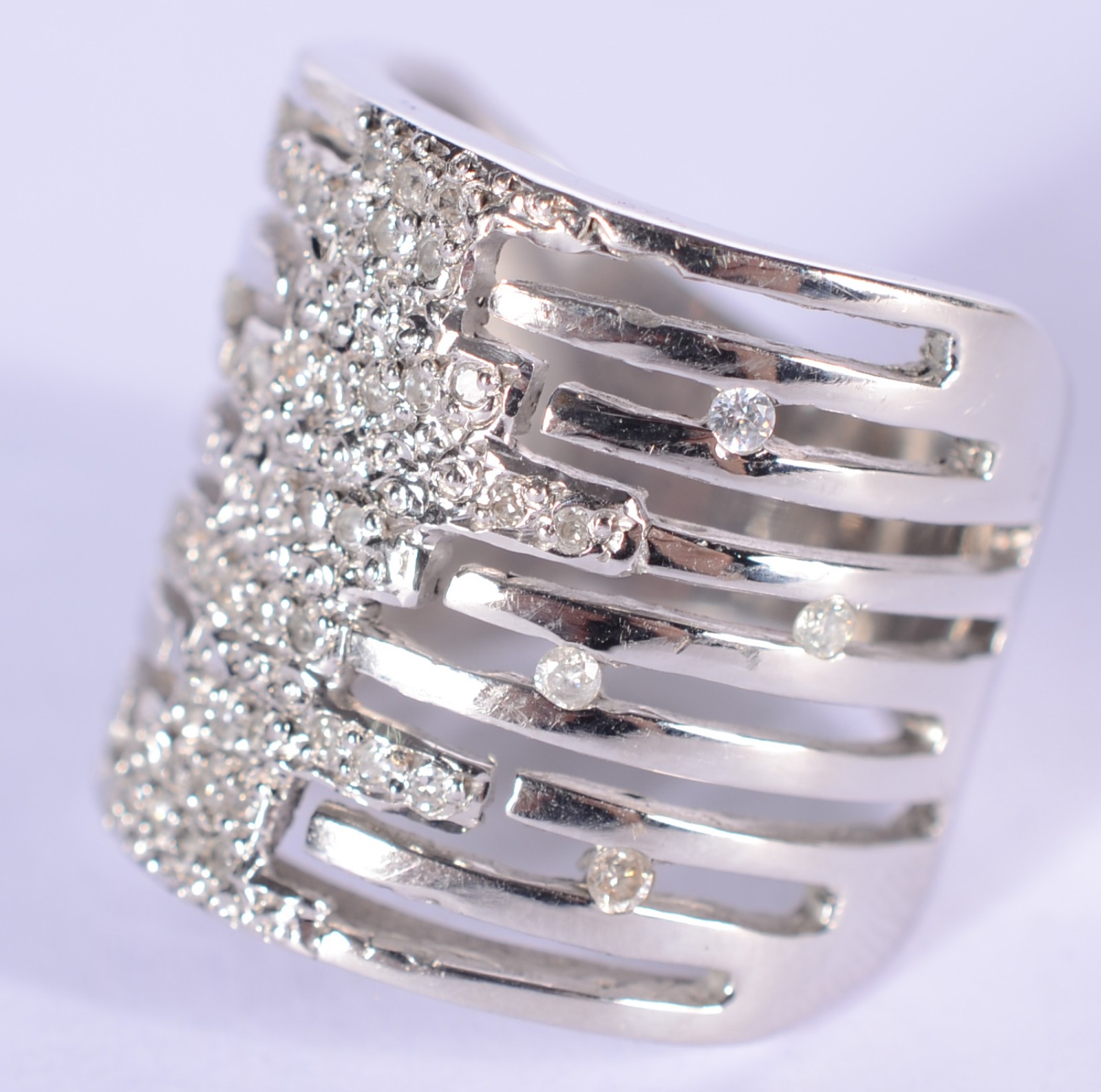 Anel de ouro branco com diamantes, aro 17. (Por motivos de segurança... - foto 2 de 6