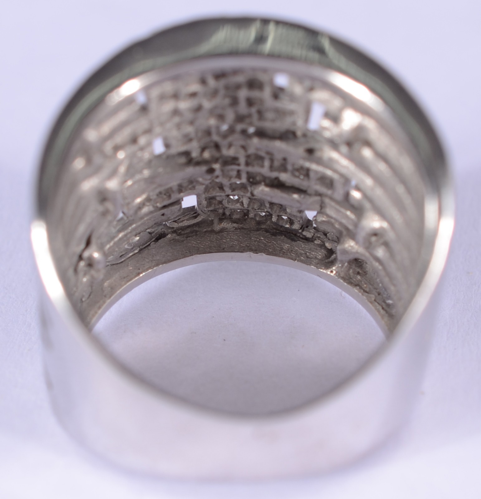 Anel de ouro branco com diamantes, aro 17. (Por motivos de segurança... - foto 3 de 6