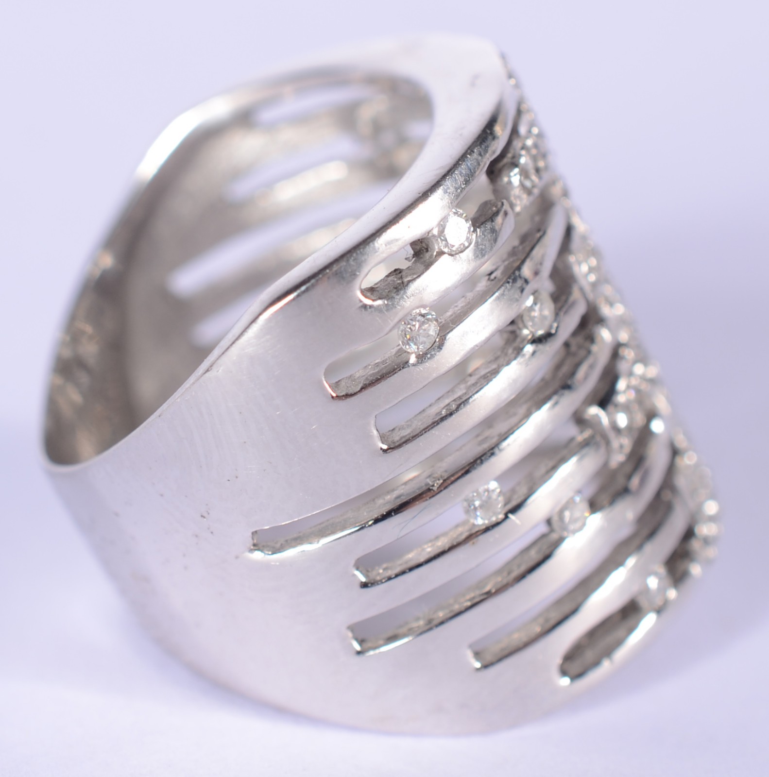Anel de ouro branco com diamantes, aro 17. (Por motivos de segurança... - foto 4 de 6