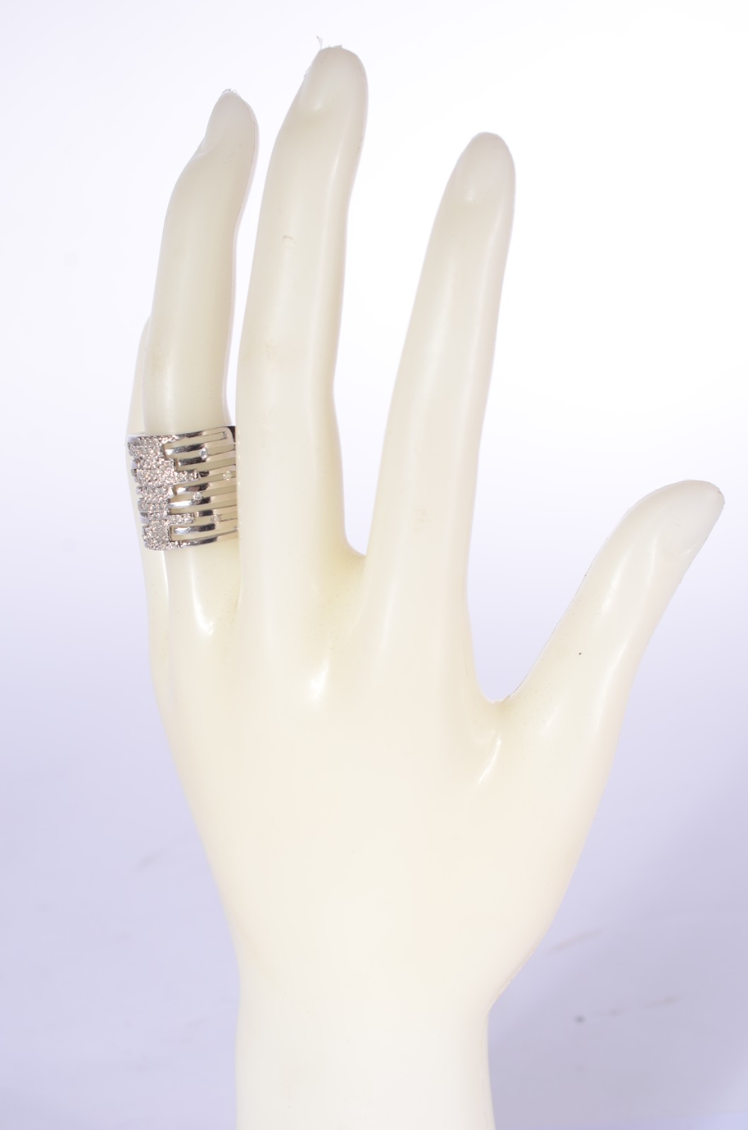 Anel de ouro branco com diamantes, aro 17. (Por motivos de segurança... - foto 6 de 6