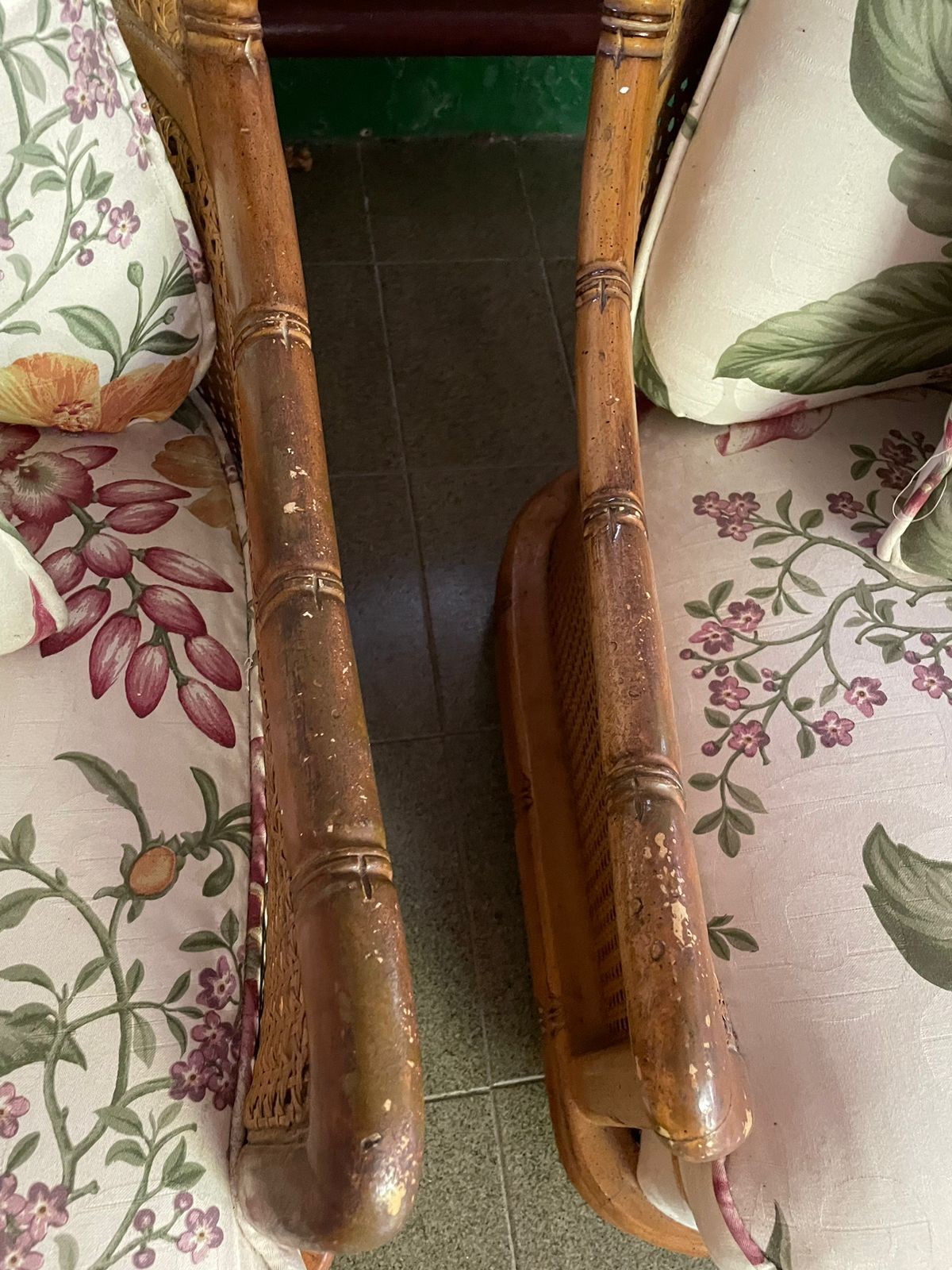 Par de poltronas de madeira e palhinha, almofadas forradas com tecido... - foto 4 de 4