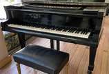 AUGUST FORSTER,  - Piano alemão 1/4 de cauda em lacca preta. Algumas teclas "prendendo", e pequenos desgastes. Retirada em casa na Barra - RJ.