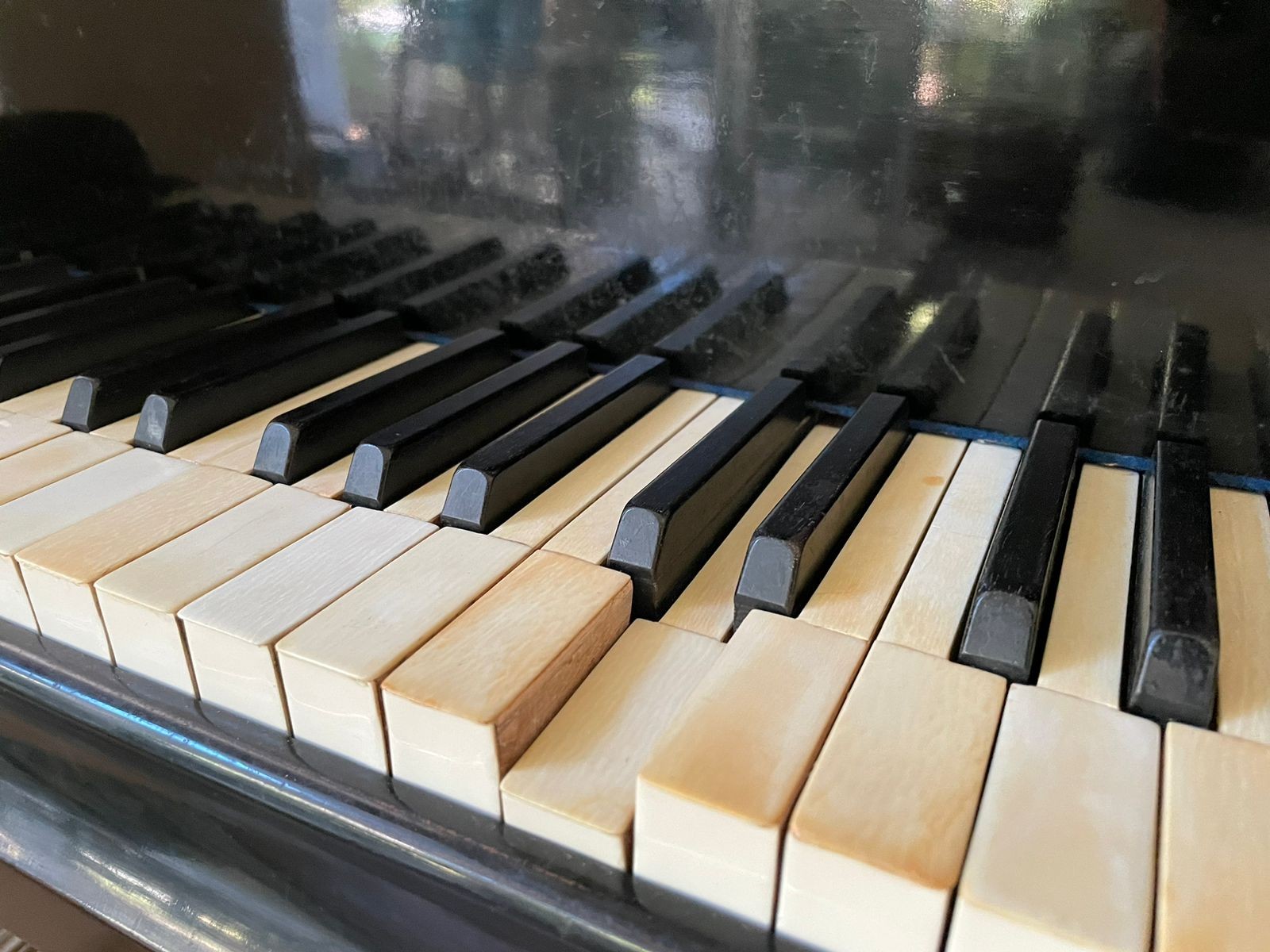 Piano alemão 1/4 de cauda em lacca preta. Algumas teclas "prendendo"... - foto 5 de 9