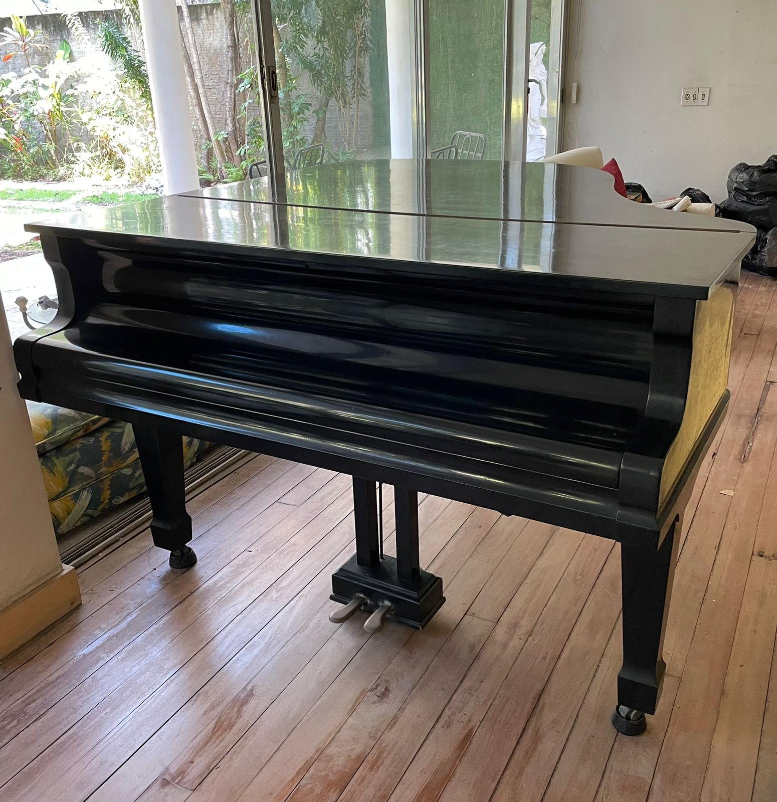 Piano alemão 1/4 de cauda em lacca preta. Algumas teclas "prendendo"... - foto 7 de 9