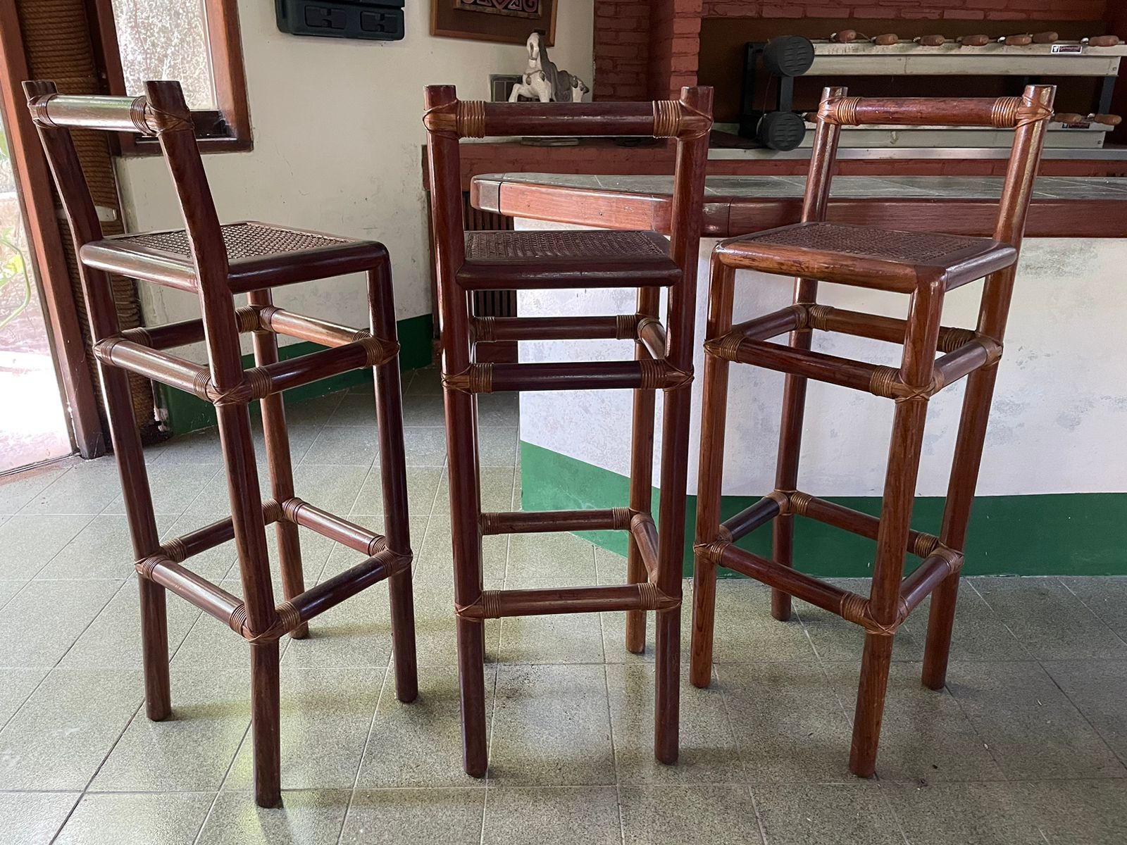 Três bancos altos de madeira para bar. Retirada casa da Barra - RJ. - foto 1 de 2
