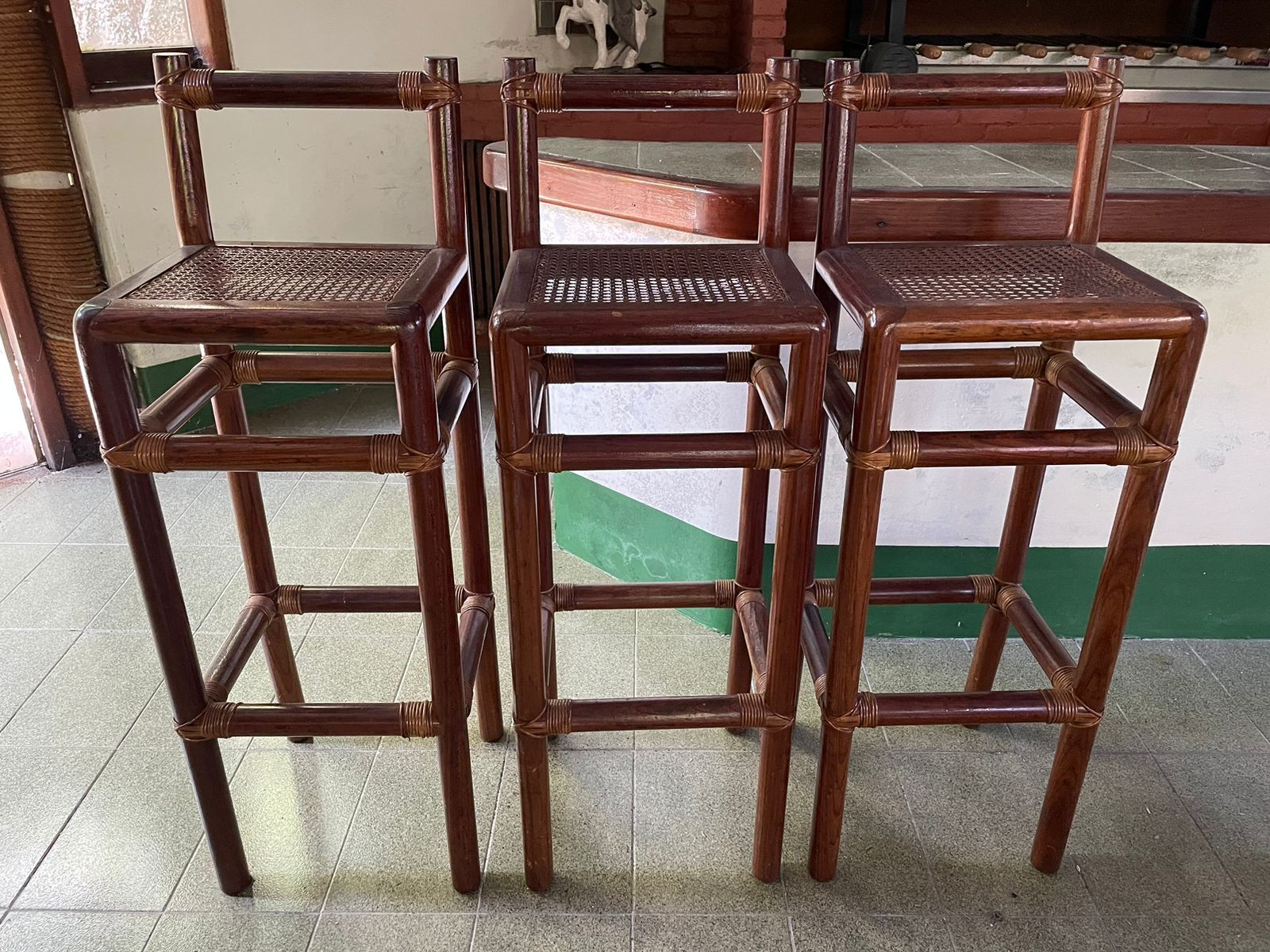 Três bancos altos de madeira para bar. Retirada casa da Barra - RJ. - foto 2 de 2