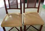 Mesa redonda com tampo de vidro, base de madeir... - Mesa redonda com tampo de vidro, base de madeira com 5 hastes cilíndricas. Acompanham 5 cadeiras com assentos estofados e encostos com detalhes ...