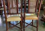 Mesa redonda com tampo de vidro, base de madeir... - Mesa redonda com tampo de vidro, base de madeira com 5 hastes cilíndricas. Acompanham 5 cadeiras com assentos estofados e encostos com detalhes ...