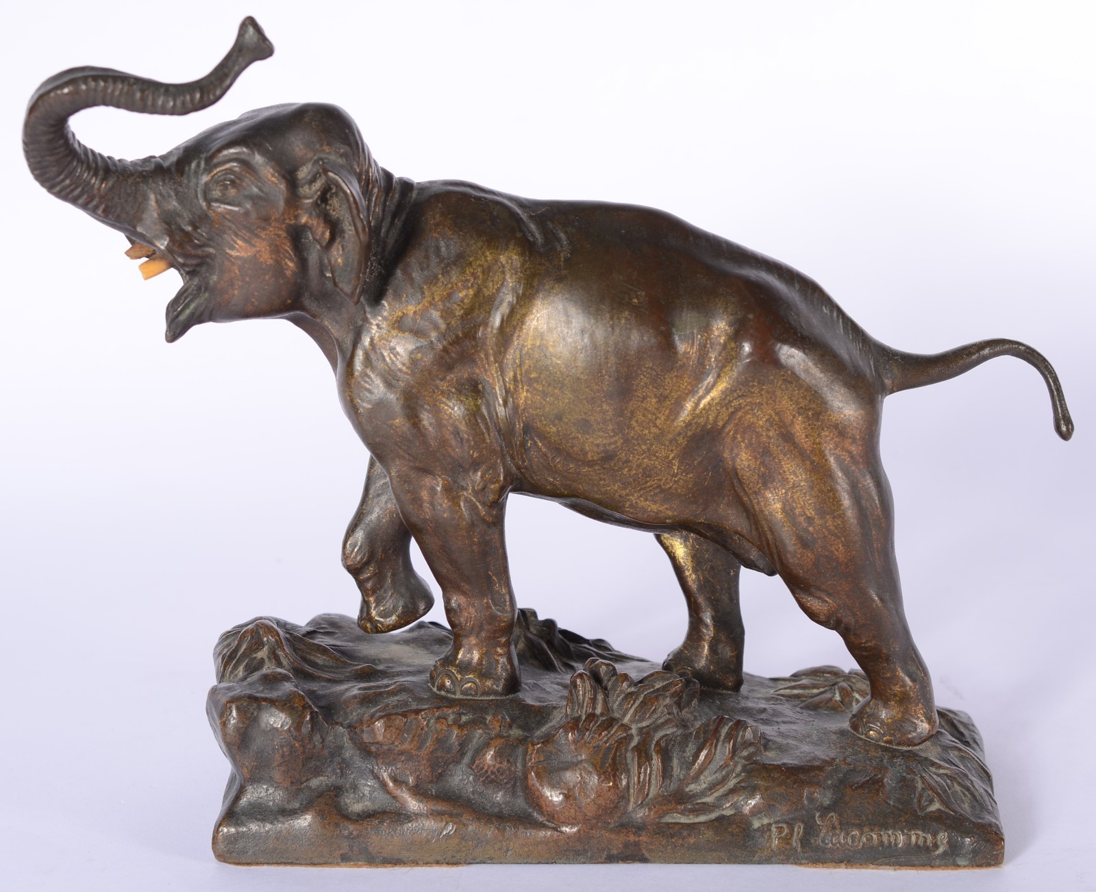 Escultura de bronze representando elefante (presas quebradas). - foto 1 de 5