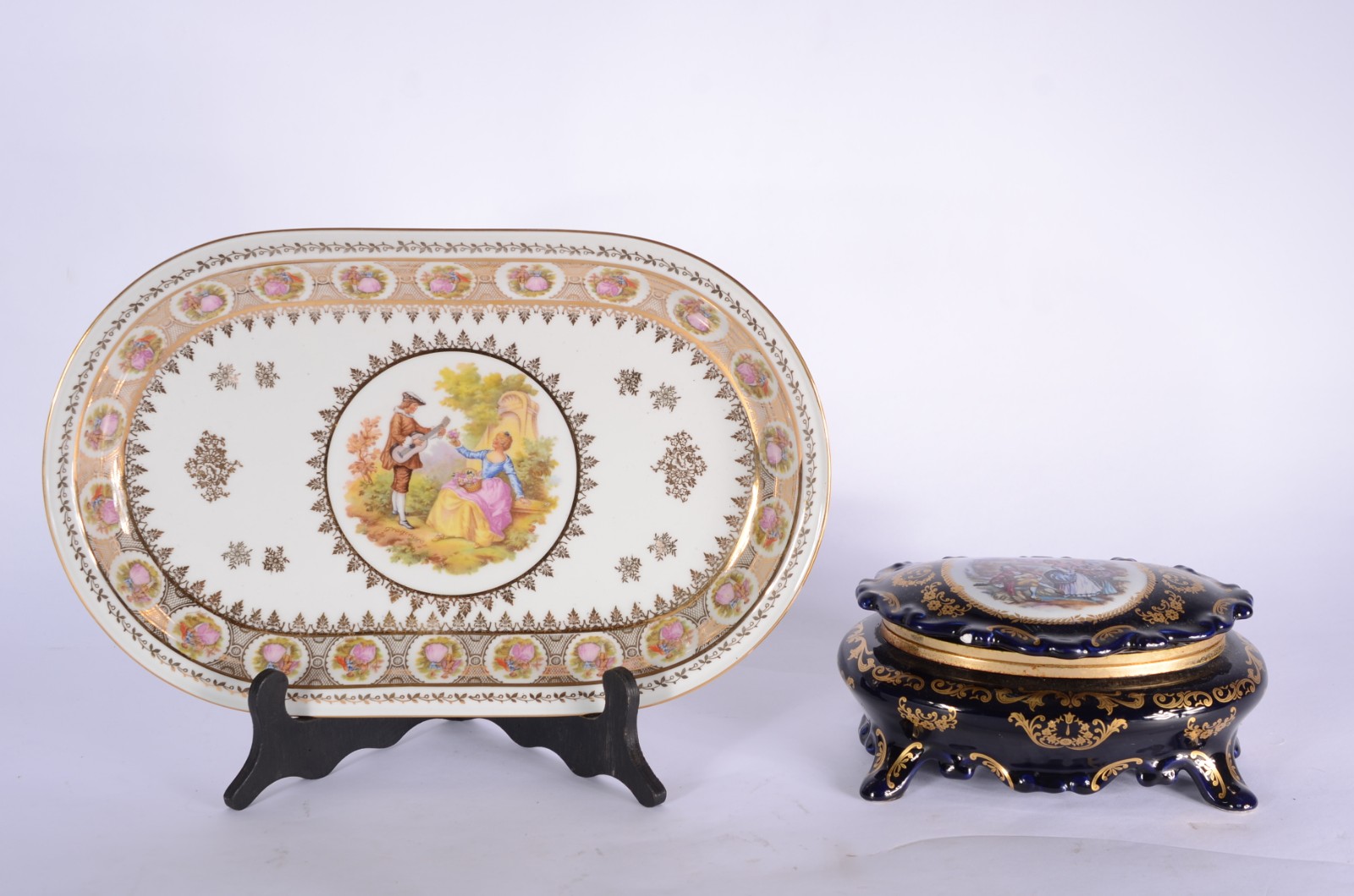 Duas peças de porcelana, sendo: caixa italiana na cor azul cobalto... - foto 1 de 11