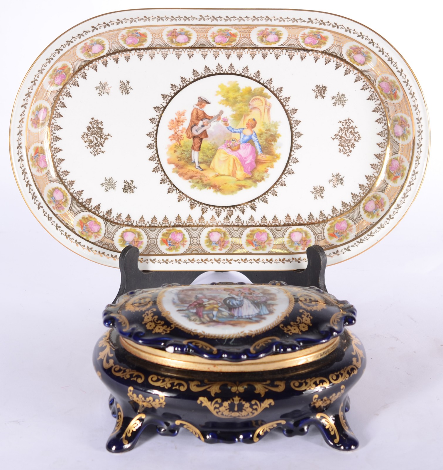 Duas peças de porcelana, sendo: caixa italiana na cor azul cobalto... - foto 2 de 11