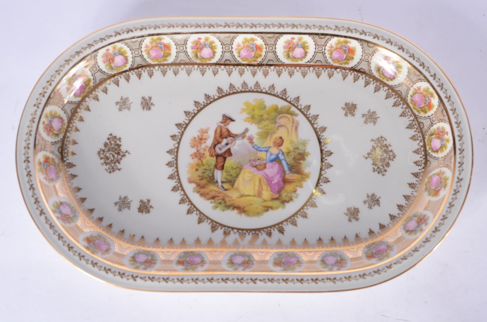 Duas peças de porcelana, sendo: caixa italiana na cor azul cobalto... - foto 3 de 11