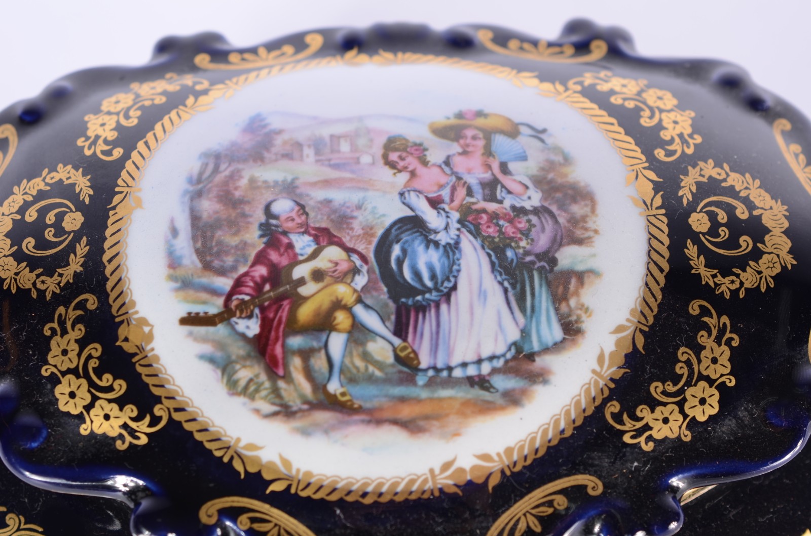 Duas peças de porcelana, sendo: caixa italiana na cor azul cobalto... - foto 8 de 11