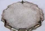 Salva de prata inglesa, contraste leão passante... - Salva de prata inglesa, contraste leão passante, borda recortada. Peso da prata: 1250 g. (Por motivos de segurança a peça não se encontra na loja).