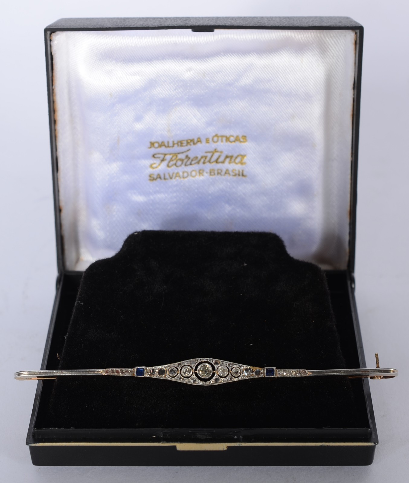 Broche de ouro 18 k., com safiras azuis e brilhantes. (Por motivos de... - foto 2 de 6