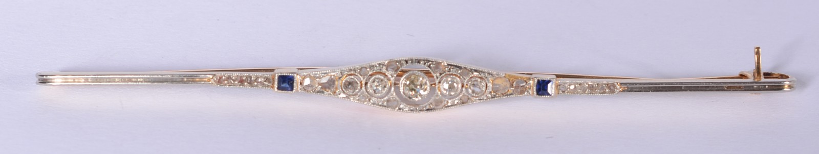 Broche de ouro 18 k., com safiras azuis e brilhantes. (Por motivos de... - foto 1 de 6