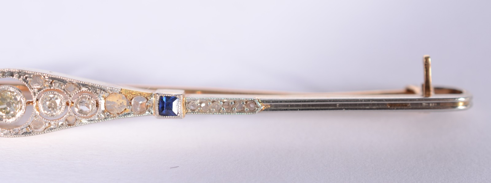 Broche de ouro 18 k., com safiras azuis e brilhantes. (Por motivos de... - foto 4 de 6