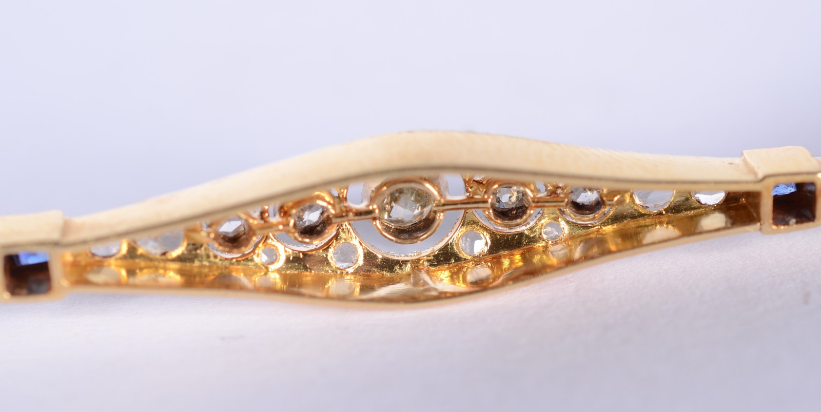 Broche de ouro 18 k., com safiras azuis e brilhantes. (Por motivos de... - foto 5 de 6