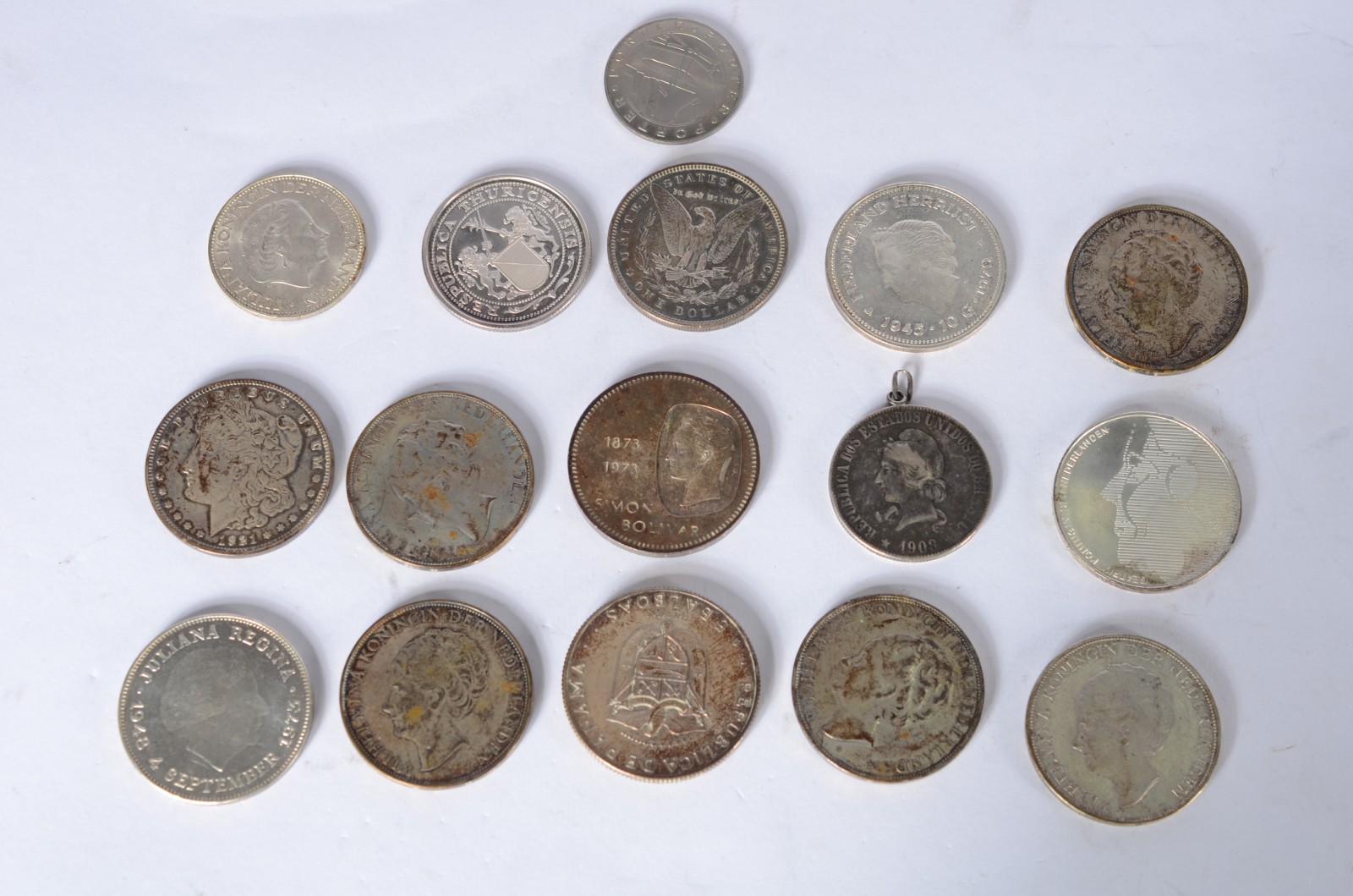 Lote com 16 moedas diversas de prata. - foto 1 de 2