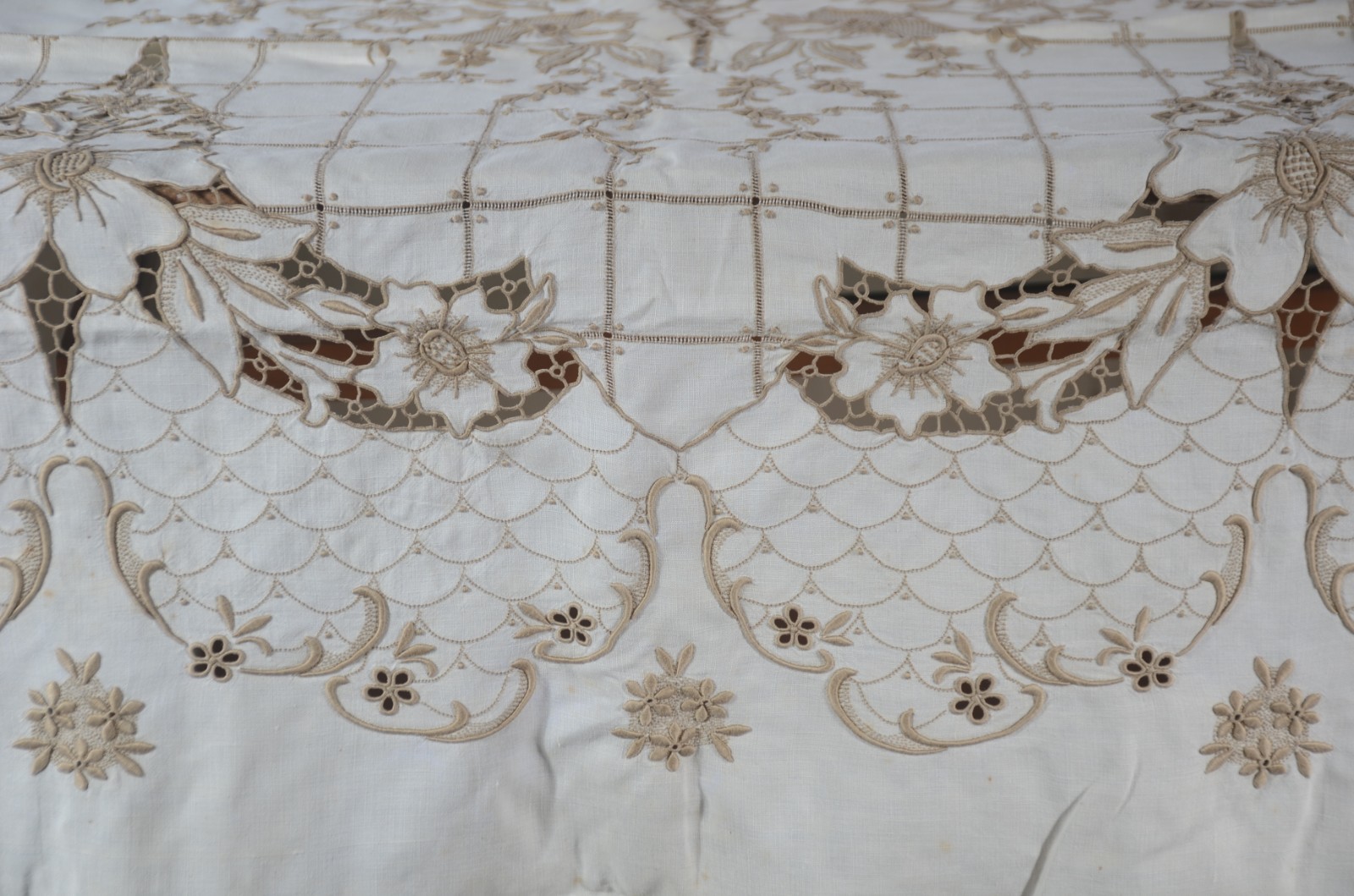 Toalha de mesa portuguesa de linho bege com bordados da Ilha da... - foto 2 de 5