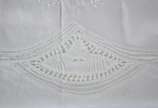 Toalha de mesa de renda branca, com manchas. - Toalha de mesa de renda branca, com manchas.