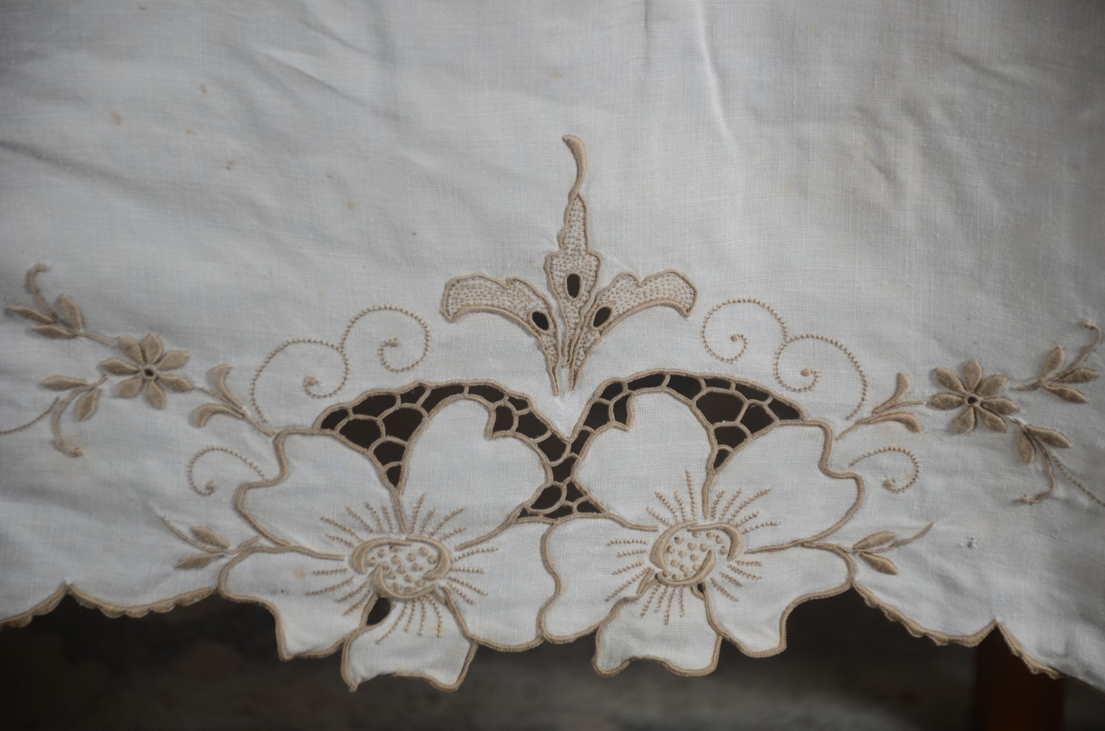 Toalha de mesa portuguesa de linho bege com bordados da Ilha da... - foto 5 de 5