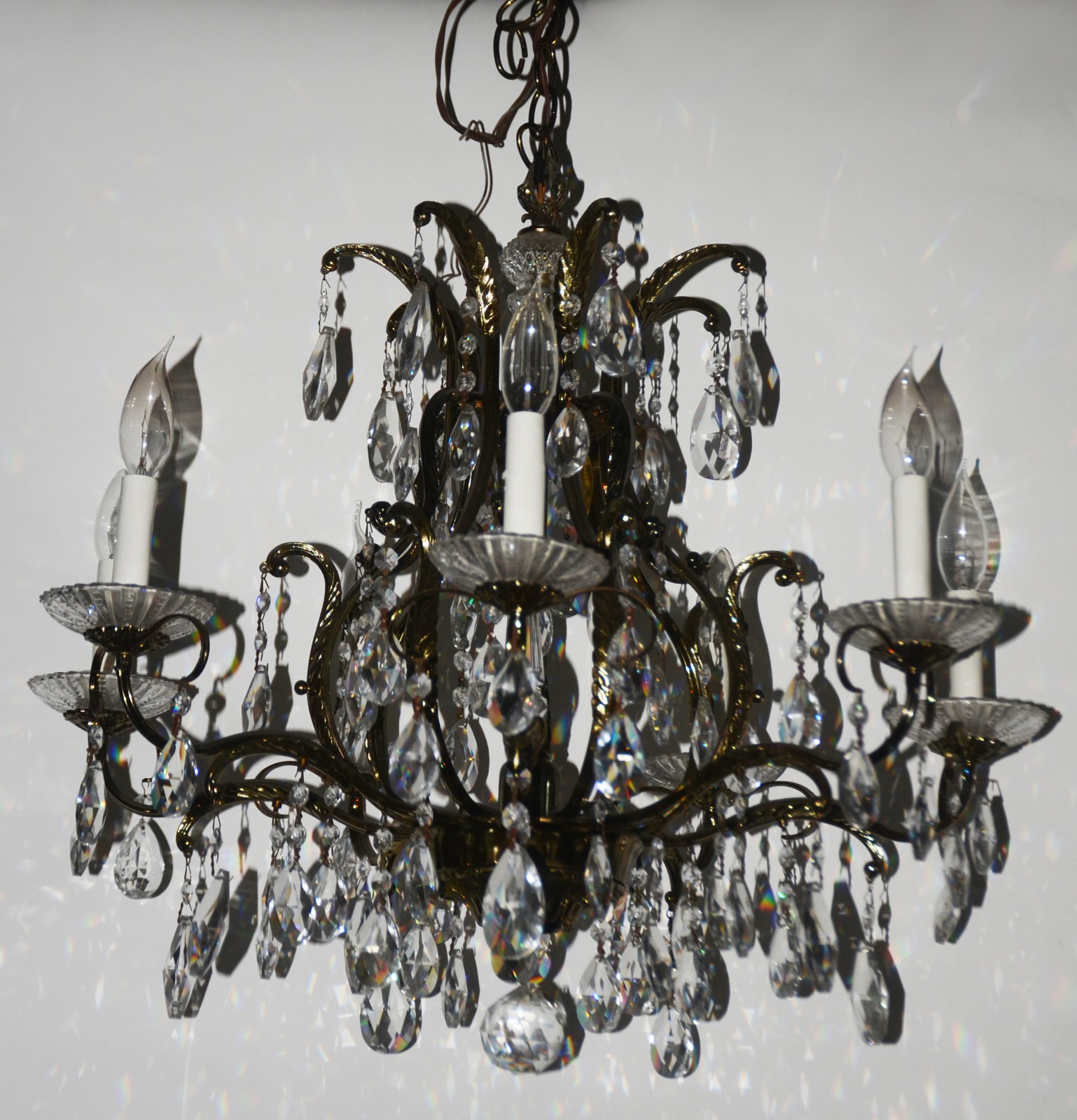 Lustre para 8 luzes de metal dourado e pingentes de cristal lapidado... - foto 1 de 8