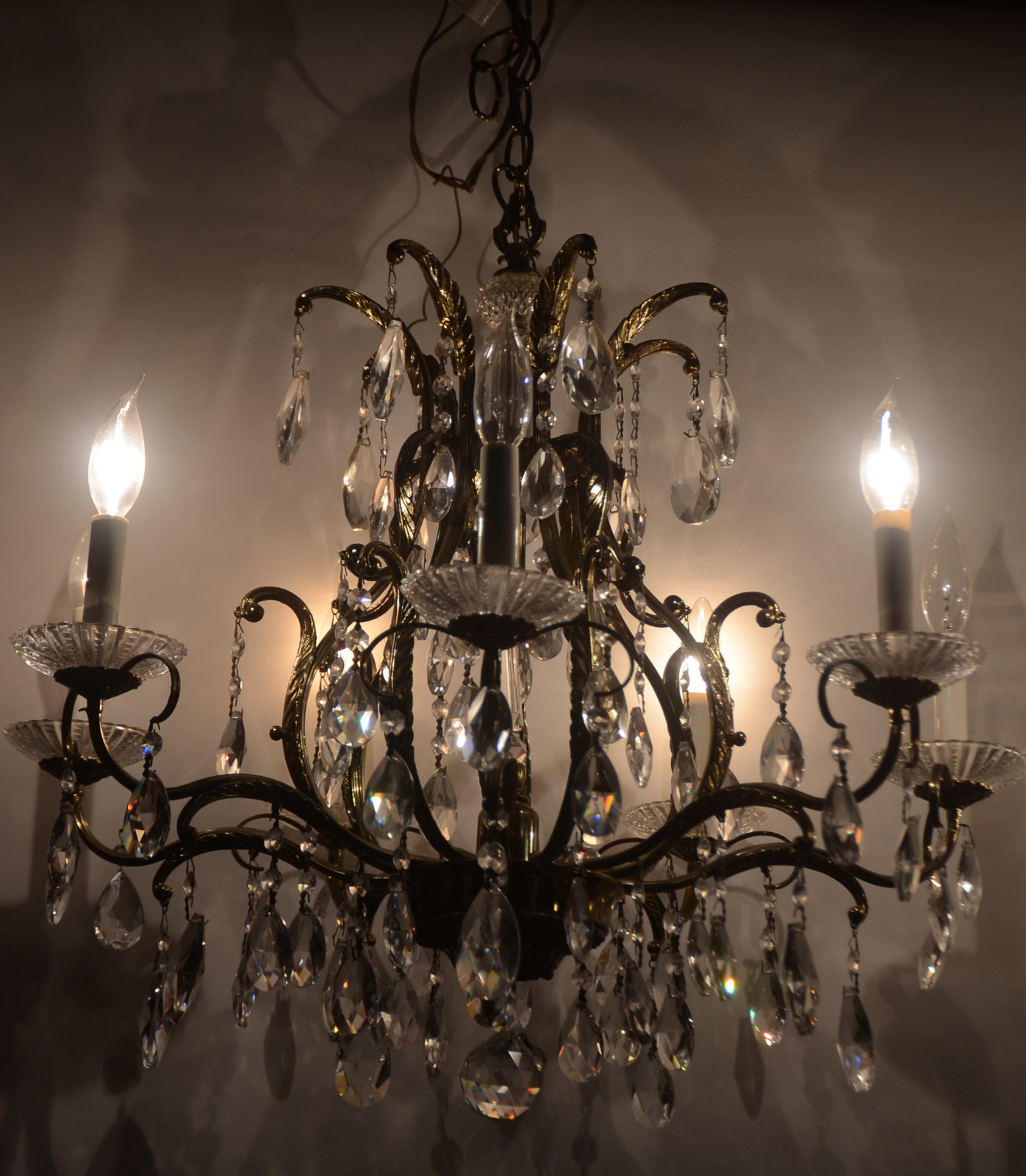Lustre para 8 luzes de metal dourado e pingentes de cristal lapidado... - foto 8 de 8