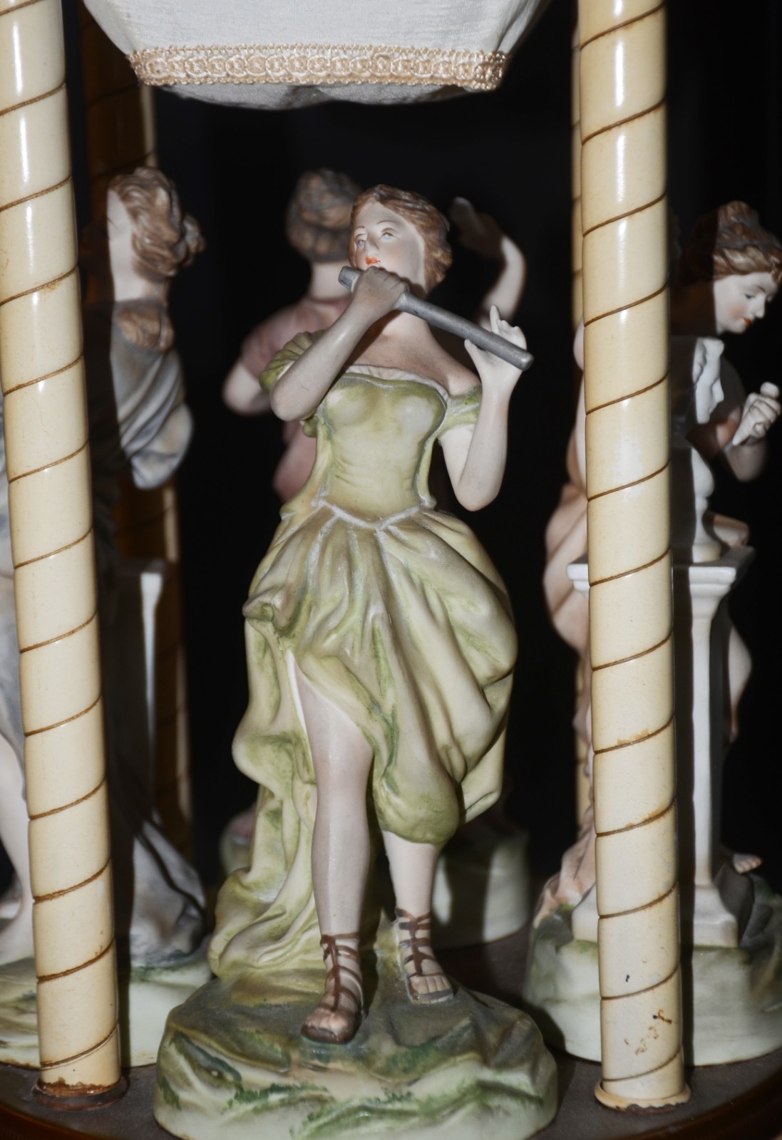 Lanterna de metal com figuras em policromia (altura sem a corrente 70... - foto 3 de 7