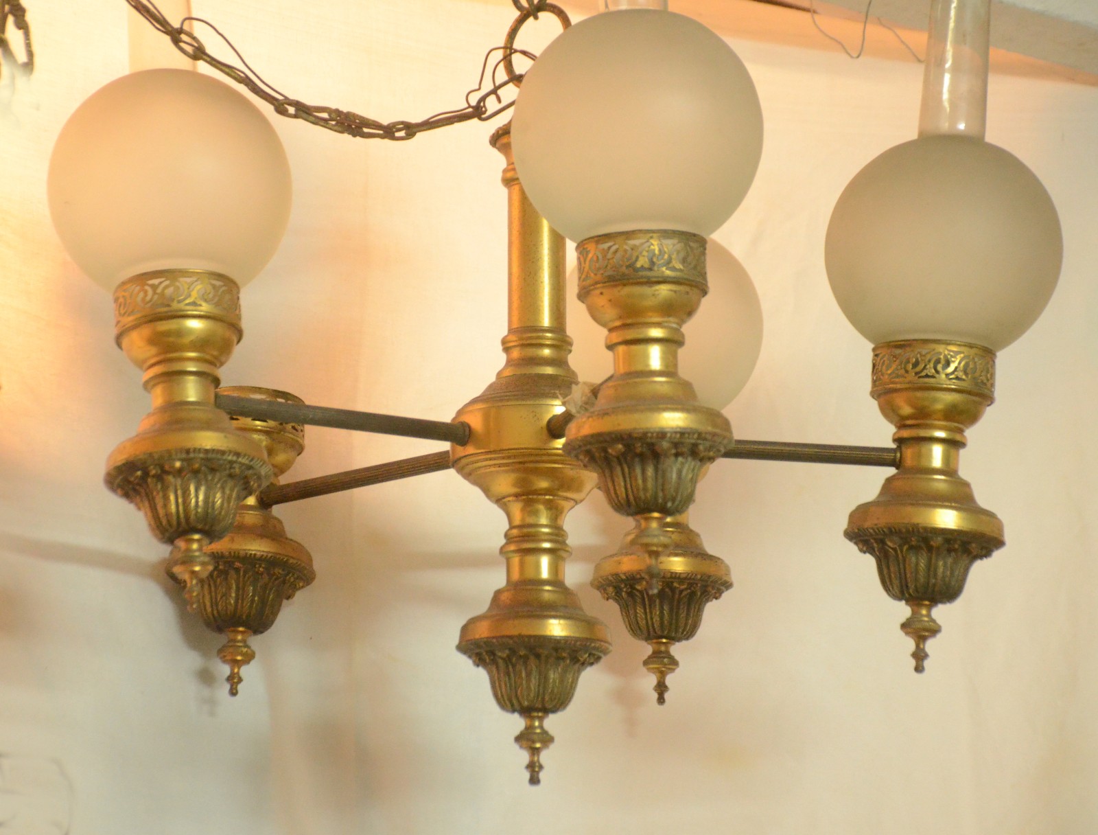 Lustre de metal dourado para 5 luzes com chaminé. Oxidado. - foto 1 de 2