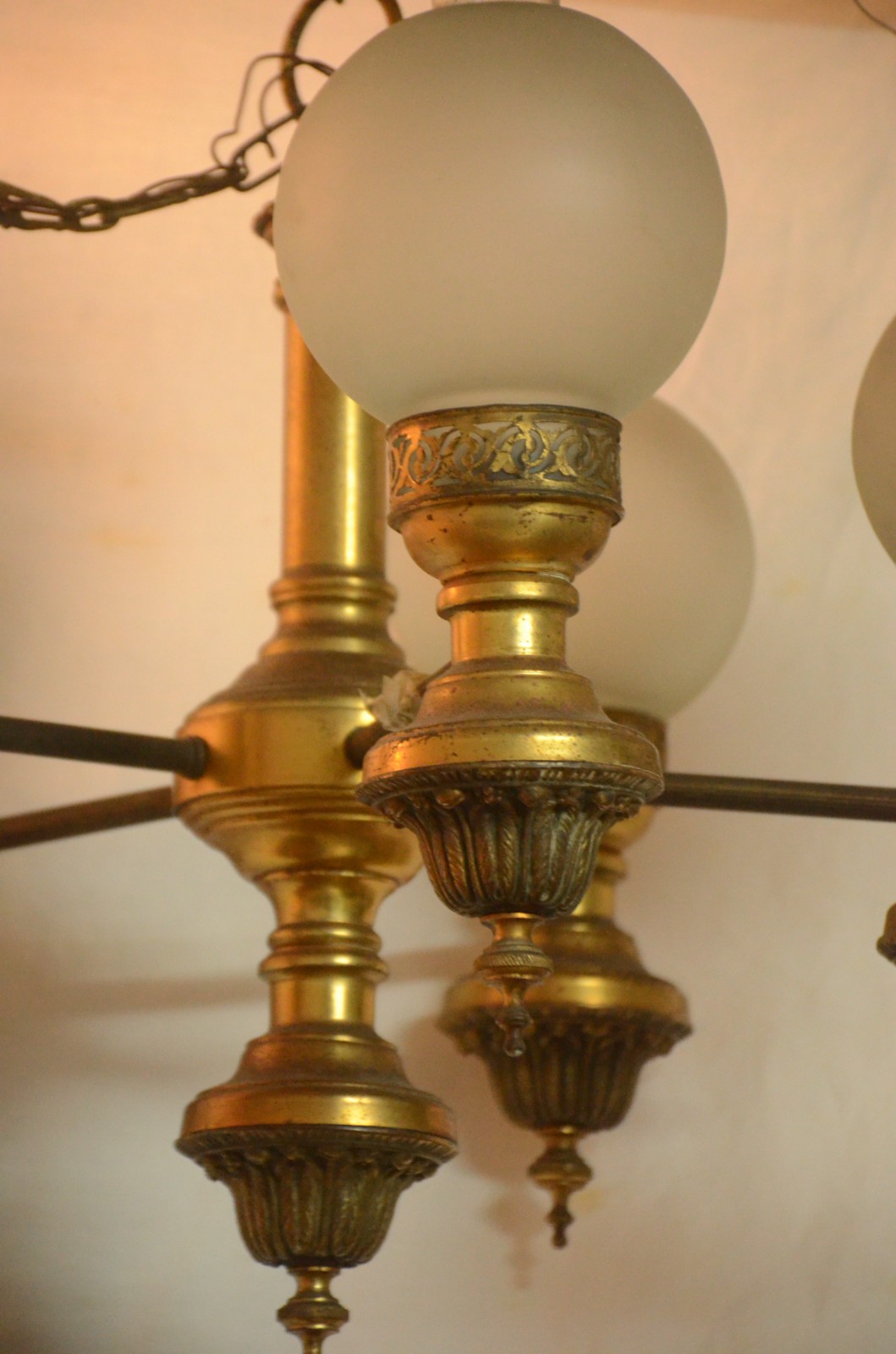 Lustre de metal dourado para 5 luzes com chaminé. Oxidado. - foto 2 de 2