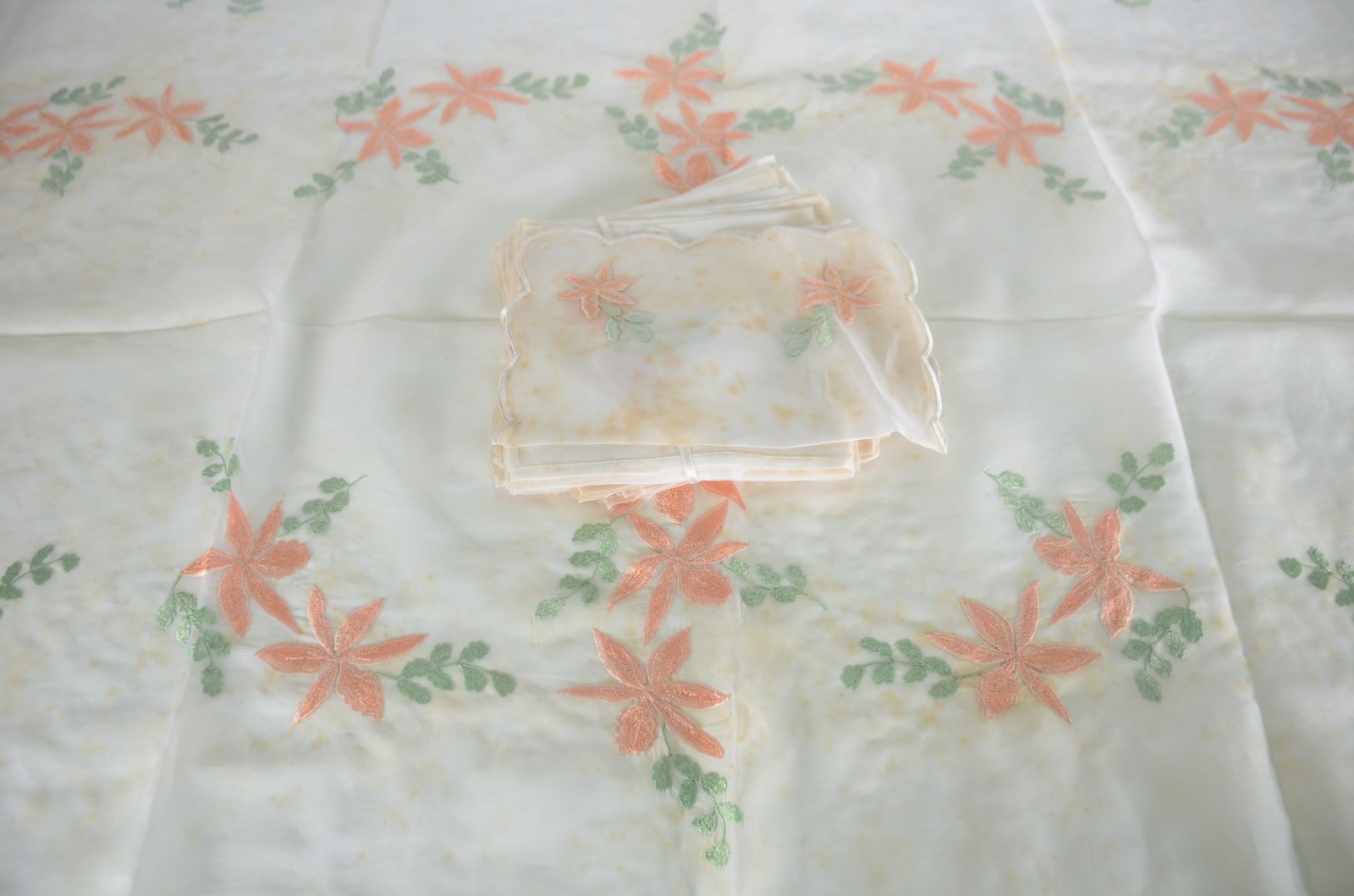 Cinco toalhas de mesa de organza com flores bordadas, sendo uma... - foto 2 de 5