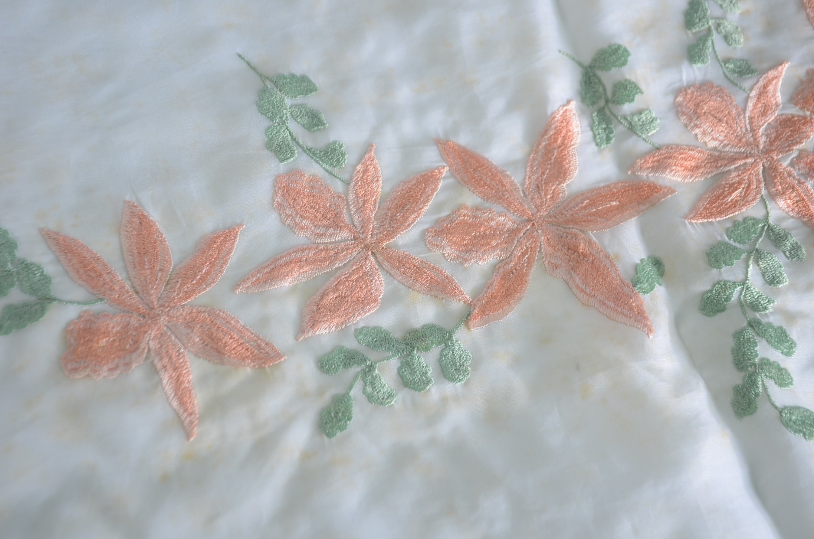 Cinco toalhas de mesa de organza com flores bordadas, sendo uma... - foto 3 de 5