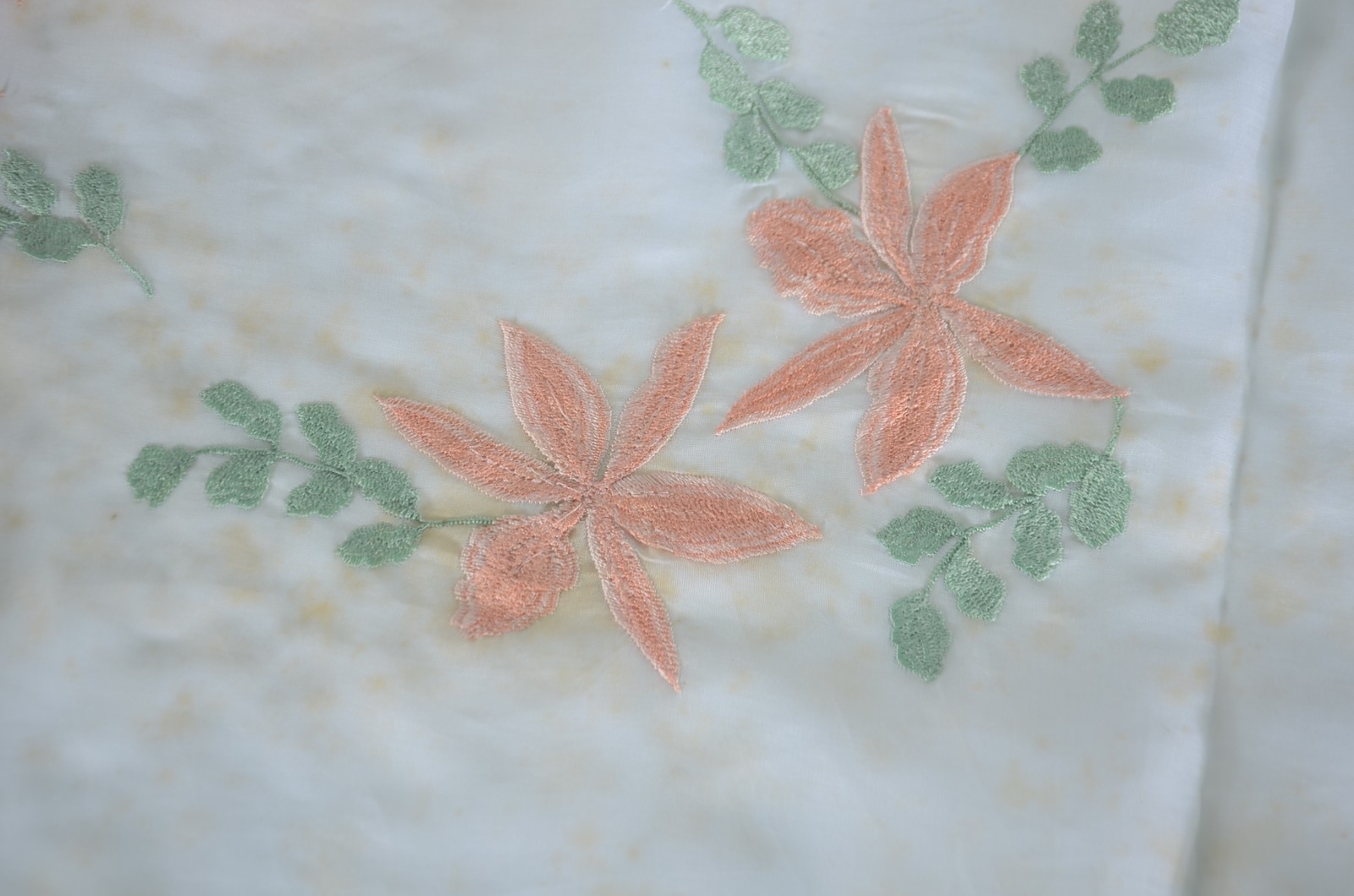 Cinco toalhas de mesa de organza com flores bordadas, sendo uma... - foto 4 de 5
