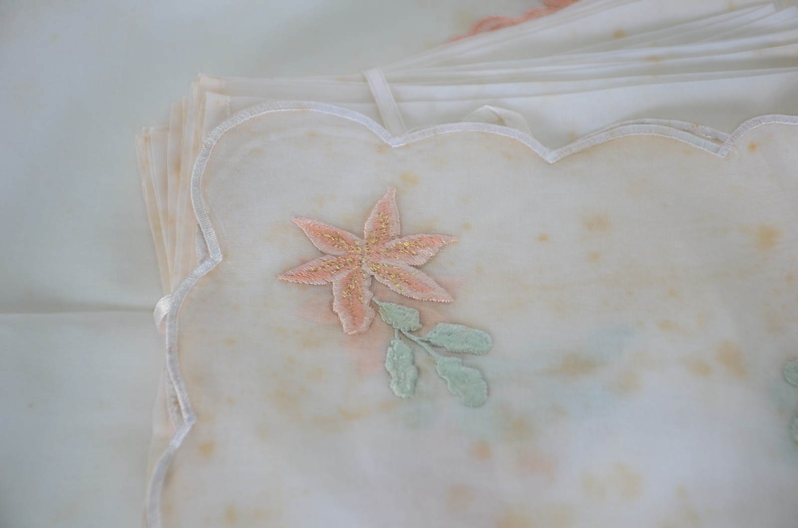 Cinco toalhas de mesa de organza com flores bordadas, sendo uma... - foto 5 de 5