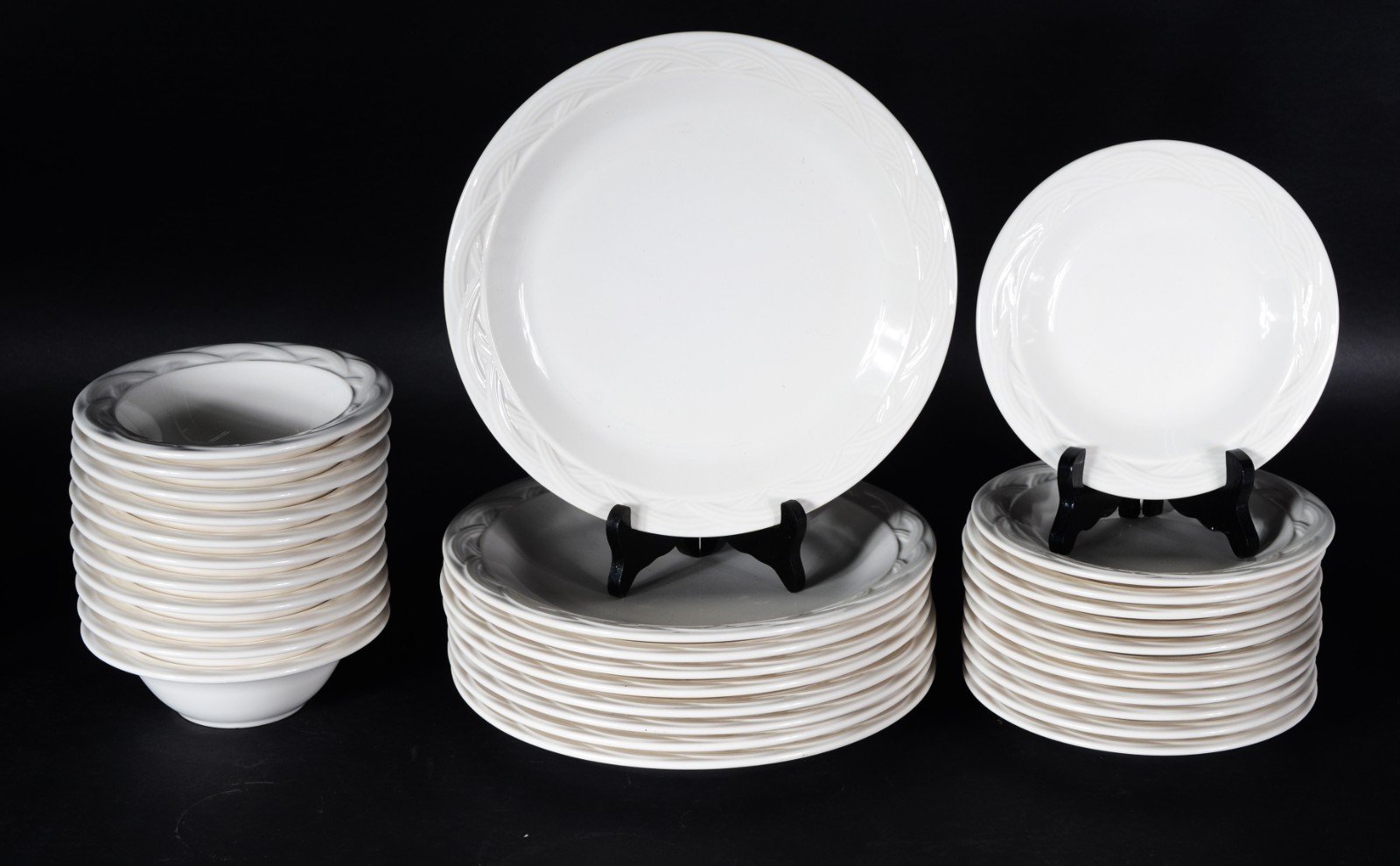 Aparelho de jantar de porcelana americana na cor branca, composto de... - foto 1 de 4