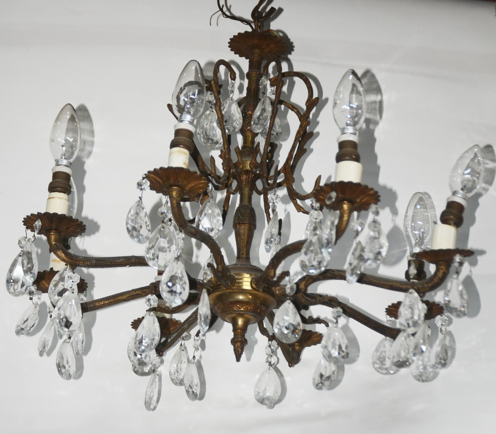 Lustre para 8 luzes de metal com pingentes de cristal (desgastes) - foto 1 de 2