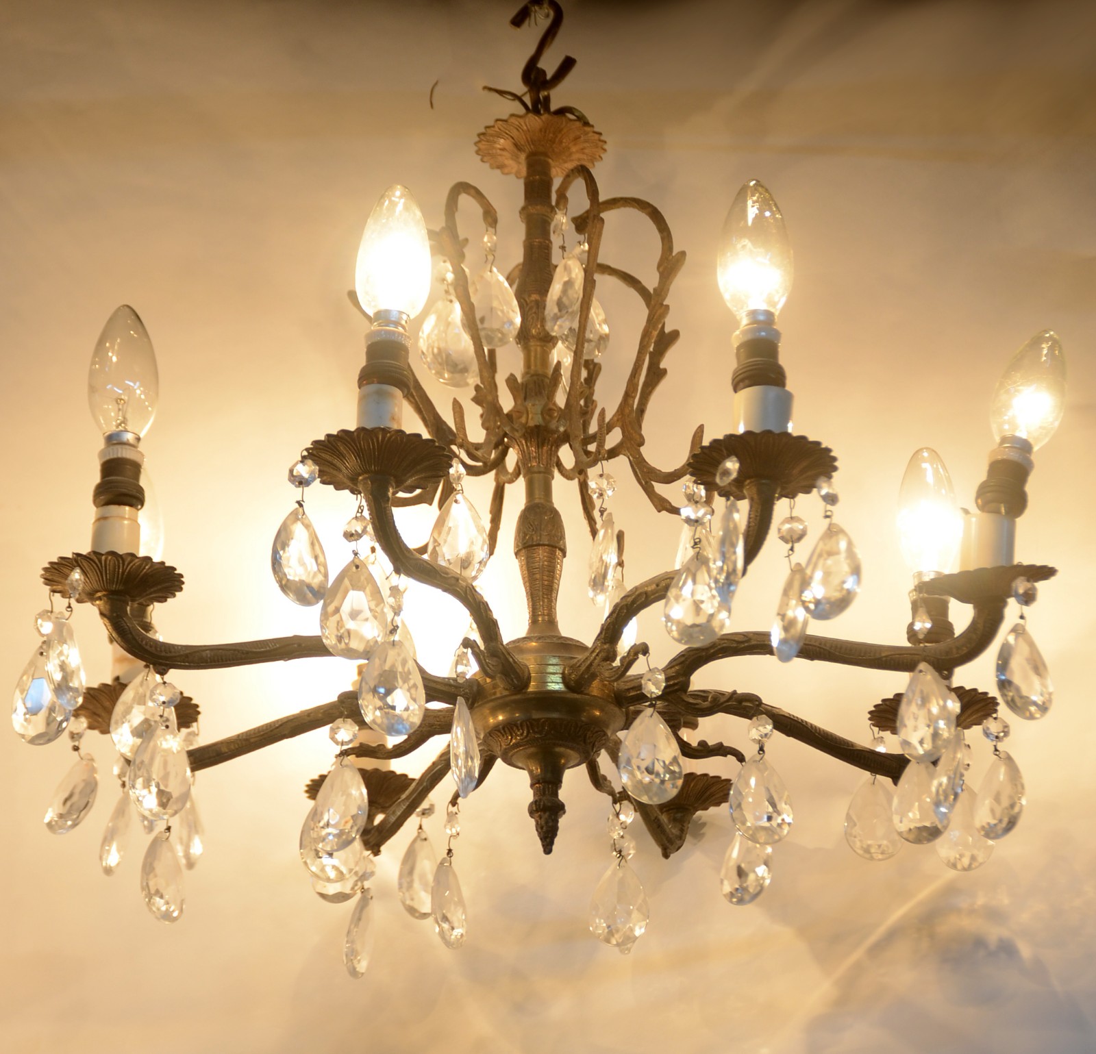 Lustre para 8 luzes de metal com pingentes de cristal (desgastes) - foto 2 de 2