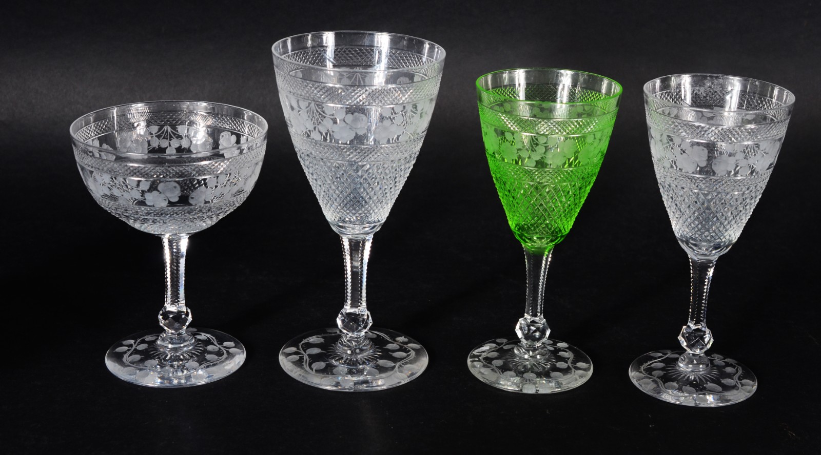 Serviço de cristal lapidado e lavrado com cachos de uvas, composto... - foto 2 de 8
